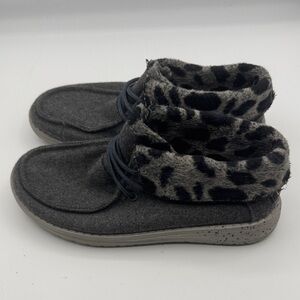 Hey dude women’s Britt ankle booties size 7 gray cheetah print fleece material